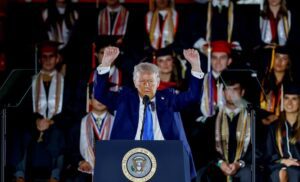 Trump pagará mil dólares a migrantes que se autodeporten