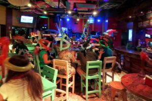 Reducen horario a bares y restaurantes en Cancún 