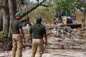 Detenidos en Cancun por tirar basura 0