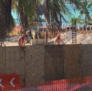 Pese a suspensión, continúan con obras en la ribera de la Laguna de Bacalar
