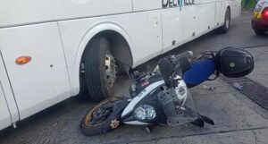 Camión Del Valle arrolla a agente de Tránsito en Cancún