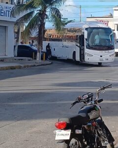 Camión Del Valle arrolla a agente de Tránsito en Cancún