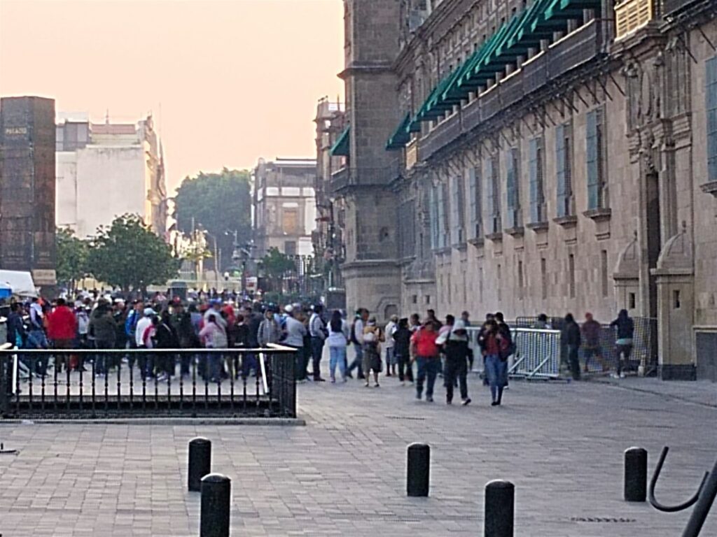 Maestros de la CNTE bloquean acceso a Palacio Nacional