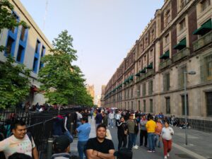 Maestros de la CNTE bloquean acceso a Palacio Nacional