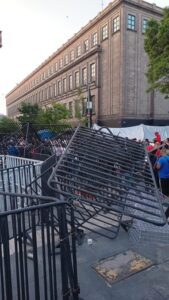Maestros de la CNTE bloquean acceso a Palacio Nacional