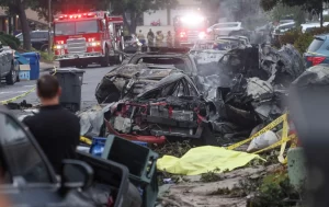 Avioneta se estrella en vecindario de San Diego: hay varios muertos