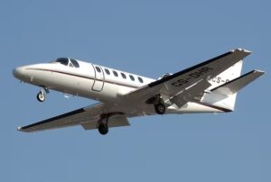 Avioneta se estrella en vecindario de San Diego: hay varios muertos