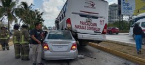 Accidente en Boulevard Colosio de Cancún deja dos heridos