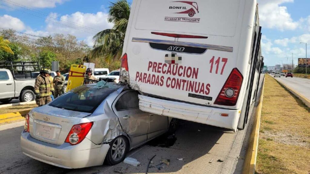 Accidente en Boulevard Colosio de Cancún deja dos heridos
