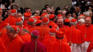 Llegan a Roma los 133 cardenales que elegirán al nuevo papa, confirma El Vaticano