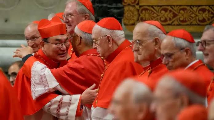 Llegan a Roma los 133 cardenales que elegirán al nuevo papa, confirma El Vaticano