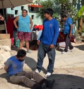 Vecinos de Cancún, someten a mototaxista que agredió a una menor de edad