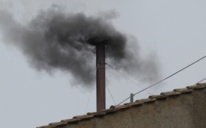 Humo negro en el Vaticano, aún no hay un nuevo Papa