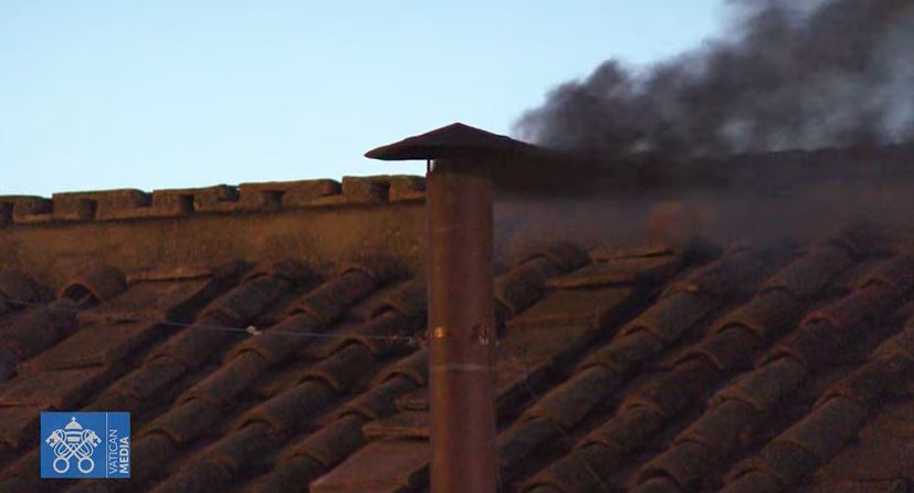 Humo negro en el Vaticano, aún no hay un nuevo Papa