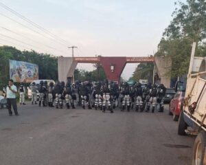Con violencia y gas lacrimógeno, corren a estudiantes de protesta pacífica del Tec de Balancán