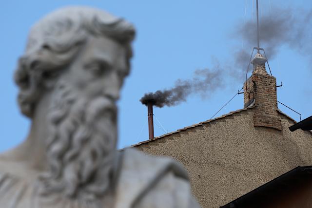 ¡Humo negro! Cardenales siguen sin elegir Papa luego de 3 rondas de votaciones