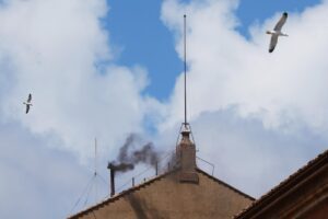 ¡Humo negro! Cardenales siguen sin elegir Papa luego de 3 rondas de votaciones