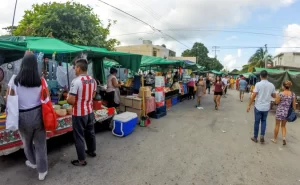 Modelo usa su Tesla Cybertruck para vender en un tianguis de Cancún 
