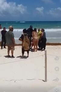 Niño es corrido con policías por vender pulseras en playa de Tulum 