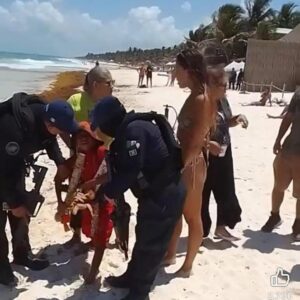 Niño es corrido con policías por vender pulseras en playa de Tulum 