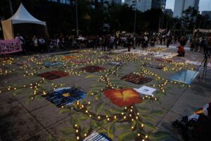 Madres buscadoras de todo el país hacen velada en el monumento a la madre en CDMX