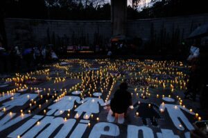 Madres buscadoras de todo el país hacen velada en el monumento a la madre en CDMX