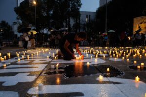 Madres buscadoras de todo el país hacen velada en el monumento a la madre en CDMX