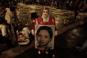 Madres buscadoras de todo el país hacen velada en el monumento a la madre en CDMX