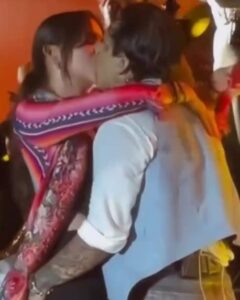 Beso de Ángela Aguilar y Nodal enciende la Feria de Tabasco