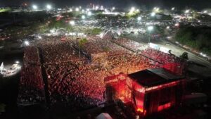 Beso de Ángela Aguilar y Nodal enciende la Feria de Tabasco