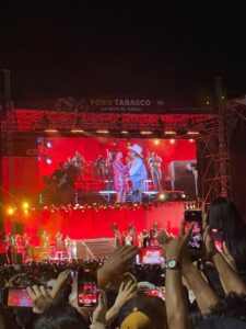 Beso de Ángela Aguilar y Nodal enciende la Feria de Tabasco