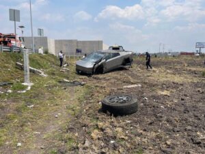 Cybertruck se accidenta y deja una persona lesionada en Toluca