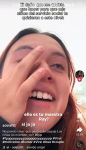 Maestra llora por terminar con su novio y sus alumnos la consuelan 