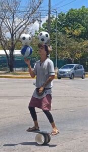 Joshua, malabarista de CDMX que se gana la vida en Cancún