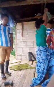 Captan a hombres golpeando a una niña amarrada 