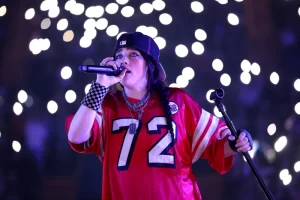 Billie Eilish arrasa en los American Music Awards 2025