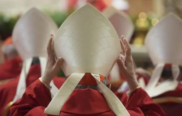 La historia del cardenal que pensó que el minibar era gratis durante el Cónclave