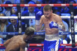 Canelo Álvarez vence a William Scull y lo gana todo