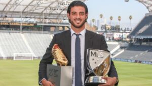 Carlos Vela anuncia su retiro definitivo del futbol tras 19 años 