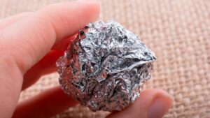 ¿Por qué es bueno poner bolas de papel aluminio en el refrigerador?