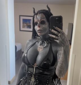 Modelo se quita la nariz y se pone cuernos