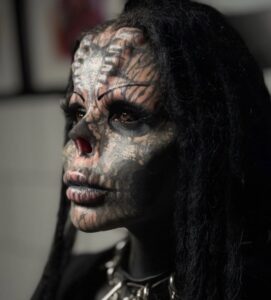 Modelo se quita la nariz y se pone cuernos