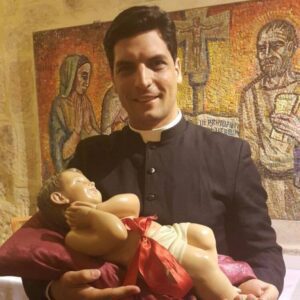 Jefferson Merighetti, sacerdote que se volvió viral en la vigilia papal