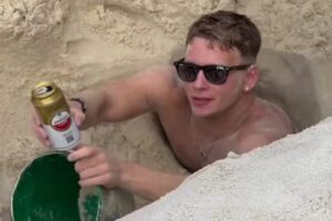 Turista se entierra solo en la arena y queda atrapado 