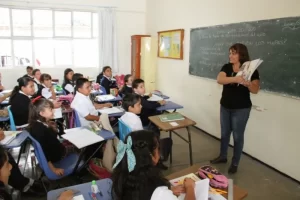¿Cuánto ganarán los maestros con el aumento salarial de Claudia Sheinbaum?