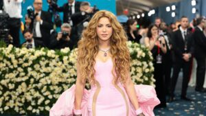 Shakira deslumbra en la Met Gala 2025 con elegante vestido