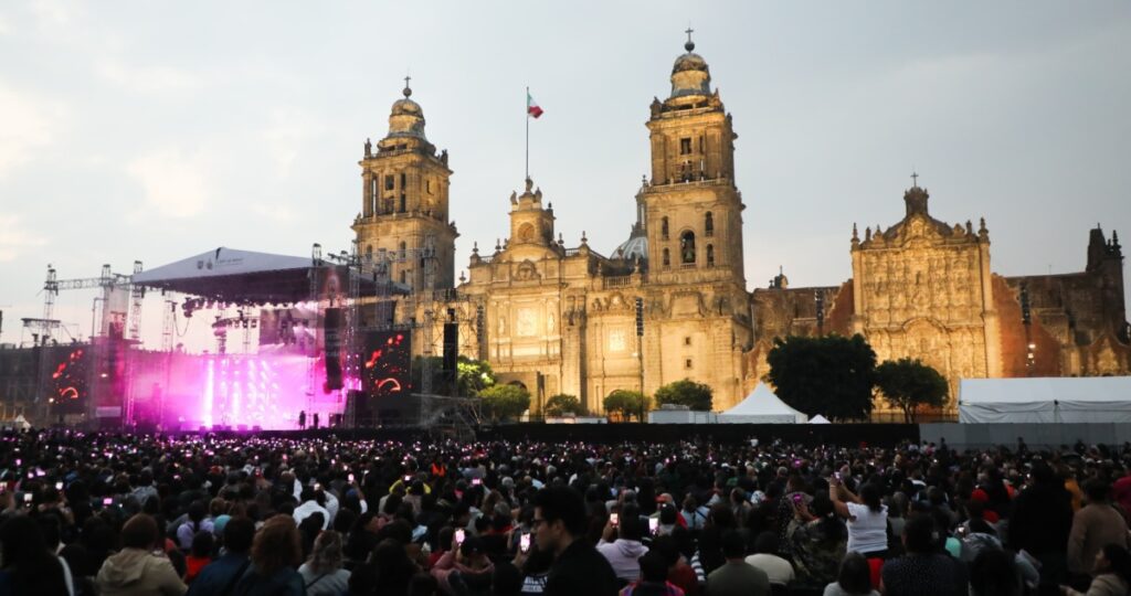Lupita D'Alessio reúne a más de 100 mil personas en el Zócalo por el Día de las Madres 2025
