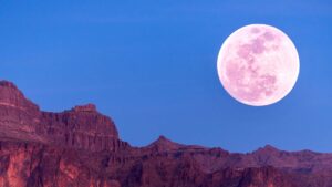 Luna de Fresa ¿Por qué se produce y cuándo verlo en México?