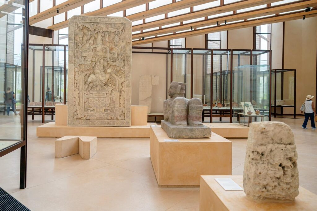 Visita el Museo Regional de la Costa Oriental de Tulum que cuenta con más de 300 piezas originales
