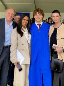 Hijastro de Salma Hayek se gradúa y se vuelve viral 